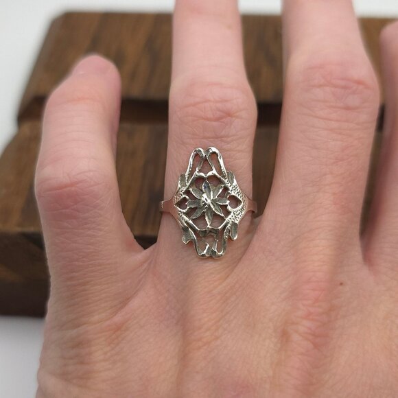 Jewelry - Size 7.5 925 Sterling Silver Textured Odd Floral Ring